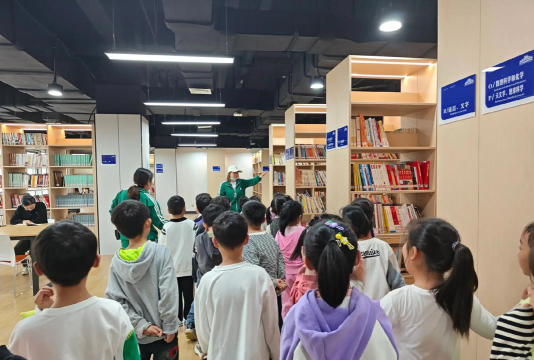 登封市嵩阳办滨河路小学阅读区