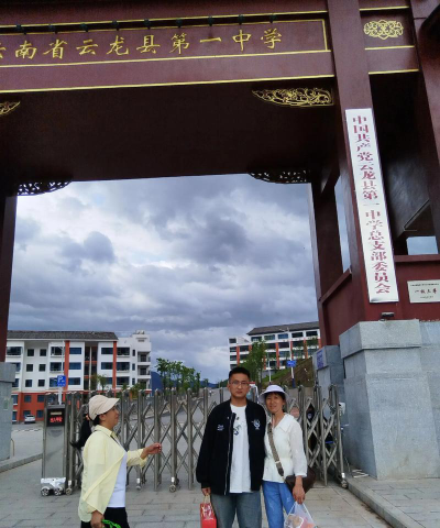 玉龙县黎明乡黎明中学阅读区