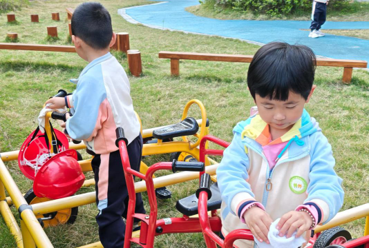 劳边幼儿园阅读区