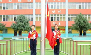 卫东区鸿鹰办事处鸿鹰一小阅读区