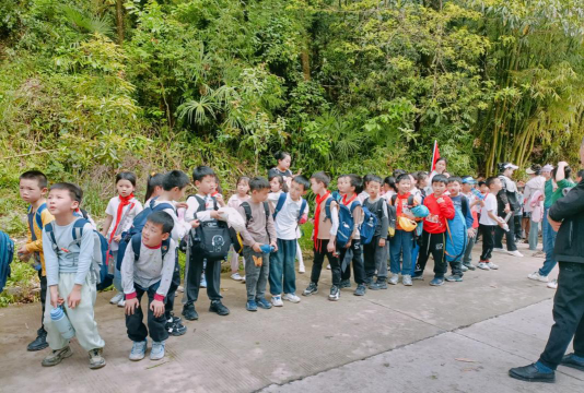 房县城关镇白土小学阅读区