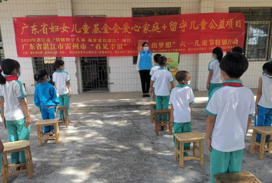湛江市坡头区官渡镇东岸小学阅读区