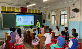 湛江市扶贫小学阅读区