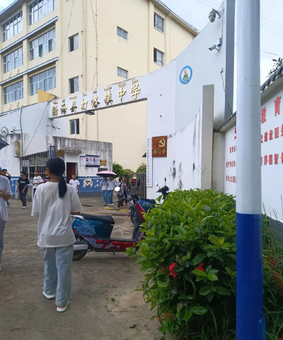 西盟县勐卡镇中学阅读区