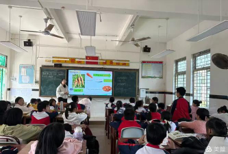 河唇镇东龙小学阅读区