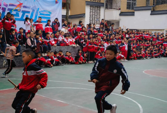 廉江市石岭镇龙飞小学阅读区