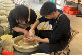 嘎尔丁文化艺术工作室阅读区
