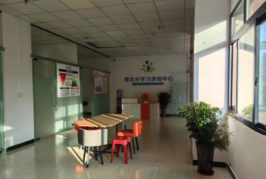 石嘴山市大武口区缤纷果教育培训有限公司阅读区