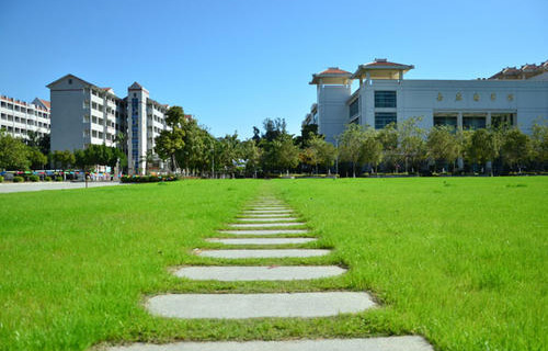 鞍山市现代管理技术学校